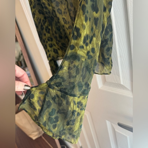 EXPRESS 100% Silk Bell Sleeve Tie Front Crop Top Green Cheetah Size 9/10 - Picture 4 of 4